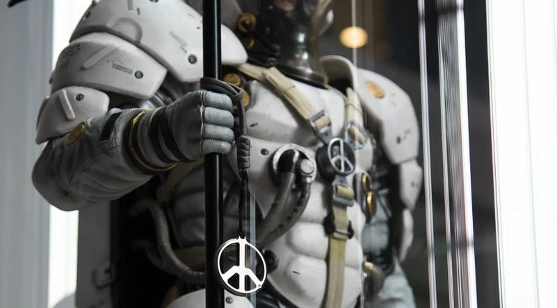 Hlavní obrázek článku: Studio Kojima Productions začalo prodávat přívěsek míru, výtěžek půjde na podporu Ukrajiny