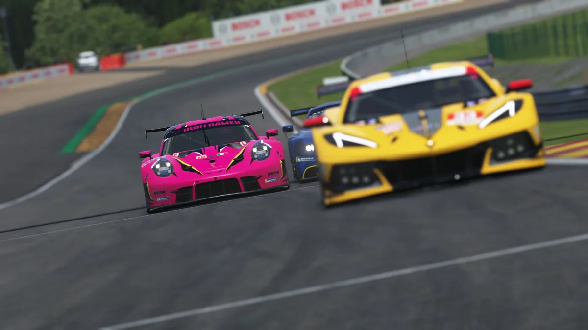 Závodní simulátor Le Mans Ultimate míří na konzole