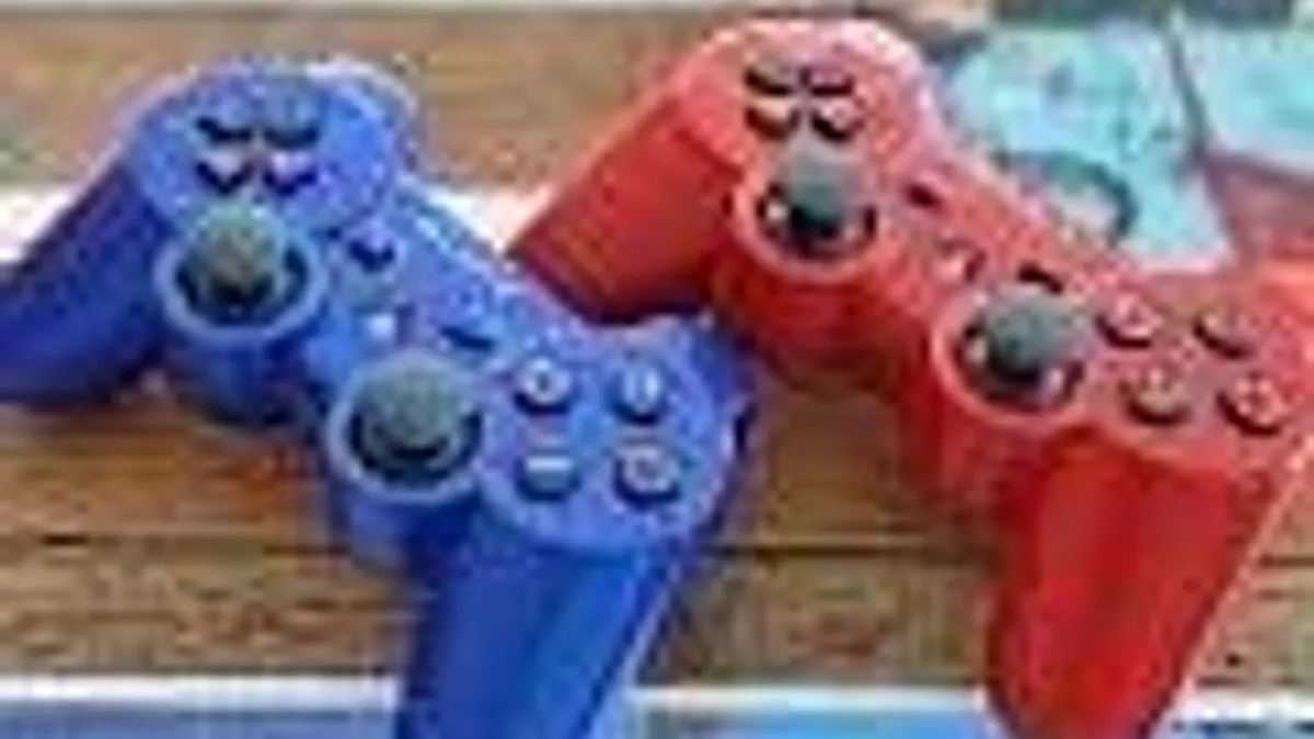 Hlavní obrázek článku: Modrý a červený Dualshock 3