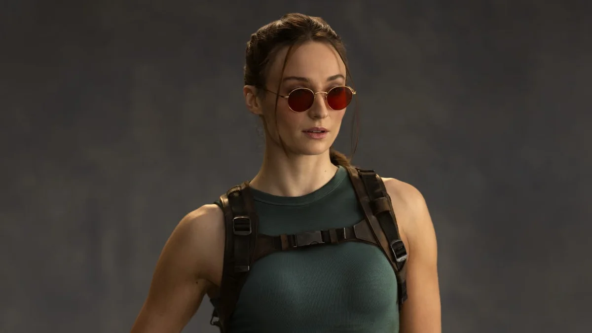 Hlavní obrázek článku: Sophie Turner na první oficiální fotce jako Lara Croft