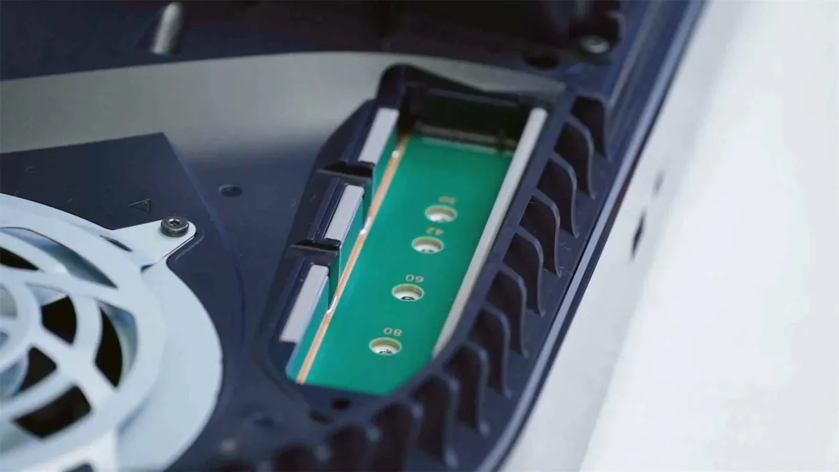 Hlavní obrázek článku: Rozšířit úložný prostor v PS5 bude možné od léta