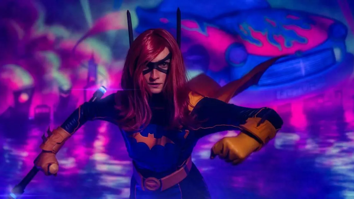 Hlavní obrázek článku: Barbara Gordon byla spatřena v Praze, podívejte se na povedený cosplay Batgirl z Gotham Knights