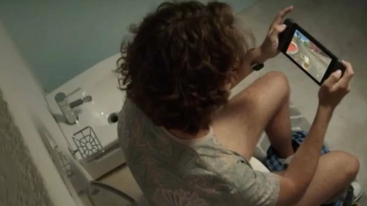 Hlavní obrázek článku: Nová reklama na Nintendo Switch ukazuje, že můžete hrát Mario Kart 8 na záchodě