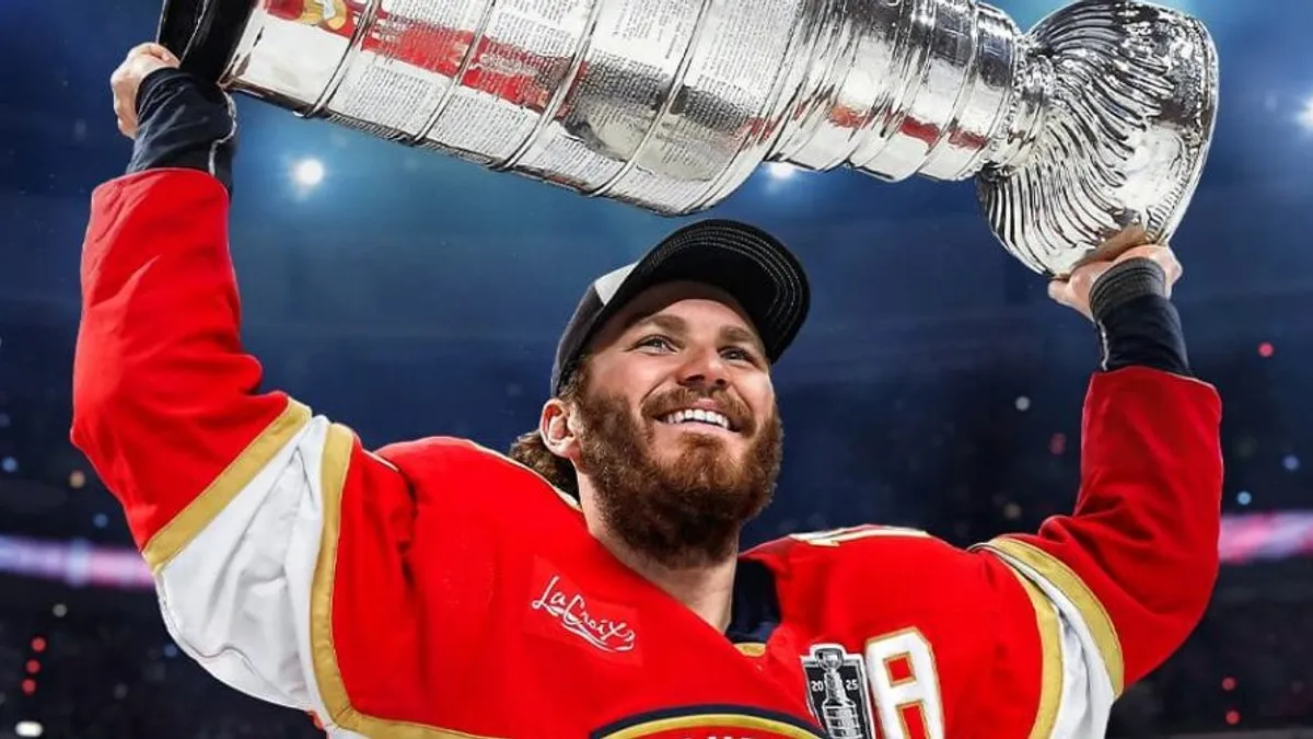 Hlavní obrázek článku: Na obalu hry NHL 26 bude Matthew Tkachuk, tento týden dojde k jejímu představení