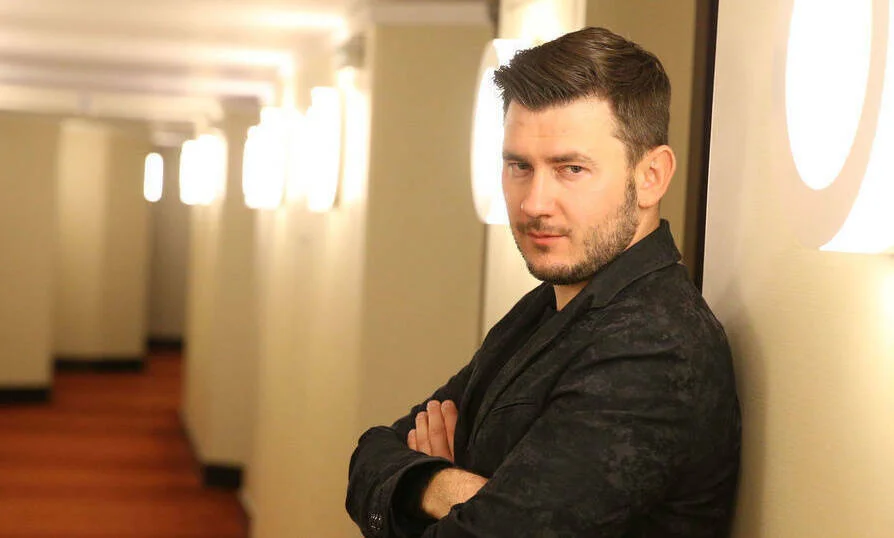 Ruské úřady pátrají po spisovateli Dmitriji Gluchovském, hrozí mu 15 let vězení