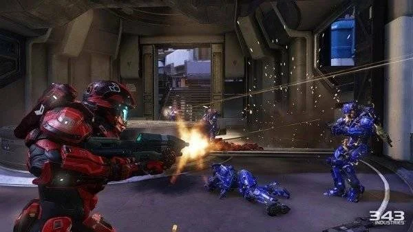 Gameplay videa z režimu Warzone akce Halo 5: Guardians