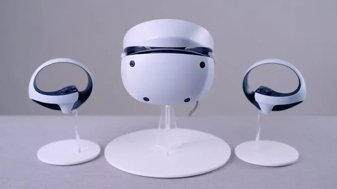 Videa s rozebráním headsetu PlayStation VR2 i gamepadů PSVR2 Sense 