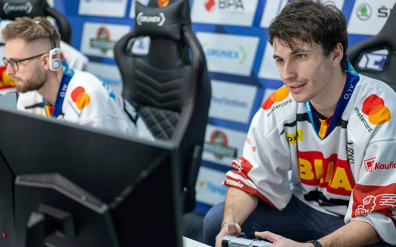 České hokejové kluby bojují o úspěch v esportové Enyaq Hockey League