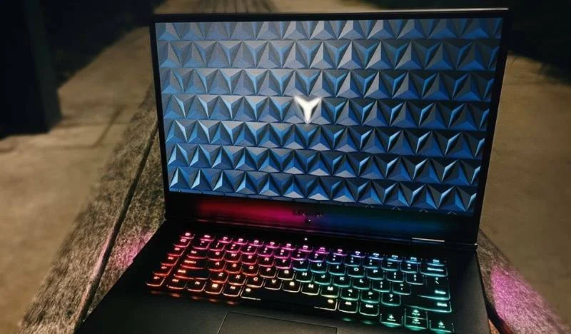 Ray-tracing stylově sbalený na cesty v notebooku Lenovo Legion Y740