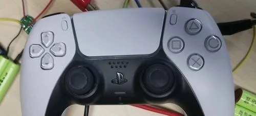 Nové obrázky gamepadu DualSense