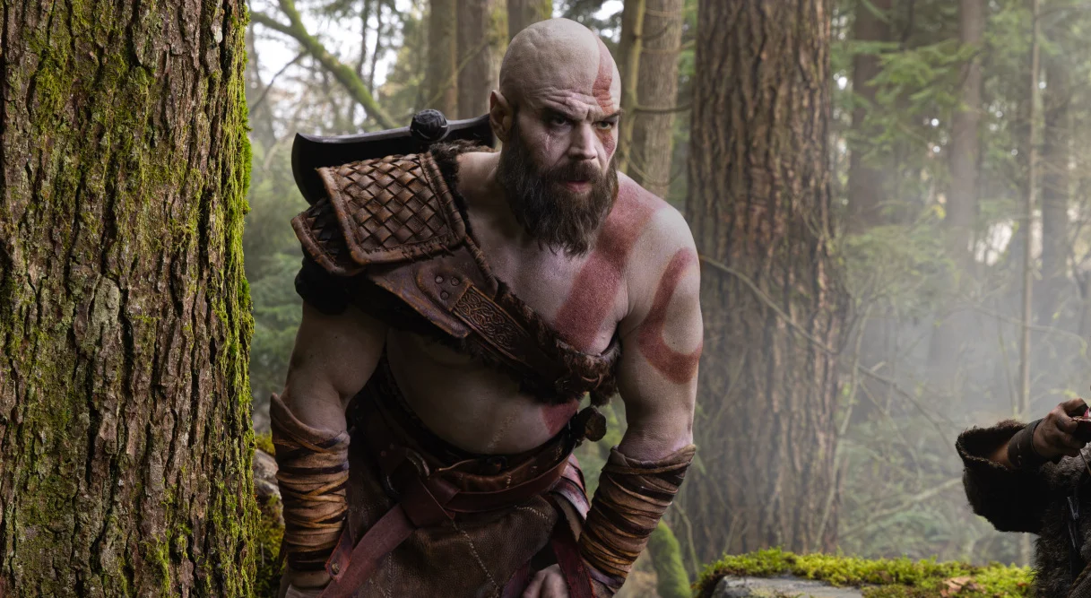 Byla zveřejněna první fotka ze seriálu God of War, je na ní Kratos a Atreus při lovu