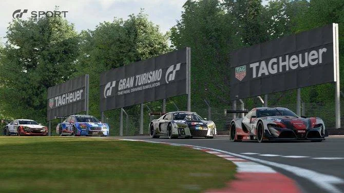8 minut z hraní závodní hry Gran Turismo Sport