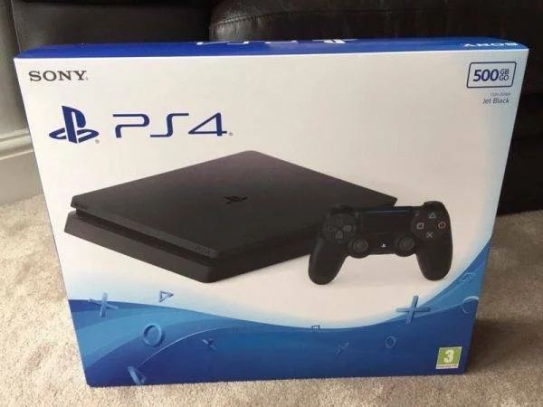 Spekulace: Unikly obrázky tenčí verze konzole PlayStation 4 - UPDATE