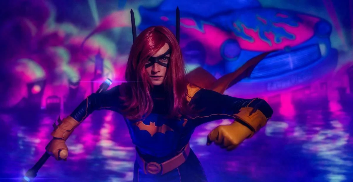 Barbara Gordon byla spatřena v Praze, podívejte se na povedený cosplay Batgirl z Gotham Knights