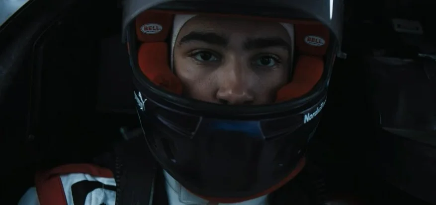 Film Gran Turismo bude mít premiéru letos v létě, první záběry