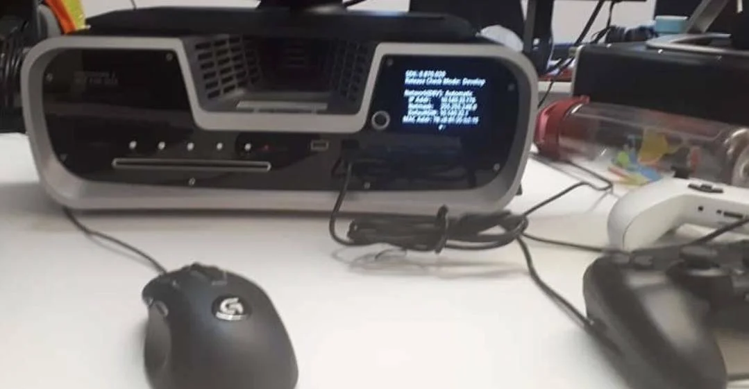 Nové fotky devkitu konzole PlayStation 5, je na nich i prototyp DualShocku 5
