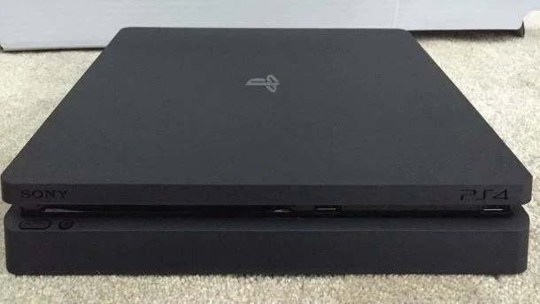 Rozbalení konzole PlayStation 4 Slim