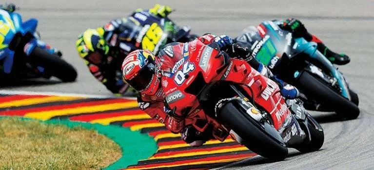 10 oficiálních závodníků z MotoGP změří své síly v online soutěži již tuto neděli