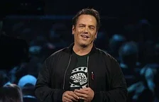 Phil Spencer si rýpnul do Sony za její strategii vydávat hry na PC se zpožděním