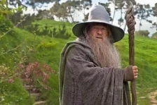 V nové bojovce od Warner Bros. se proti sobě postaví Gandalf a Batman