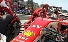 Gameplay videa ze závodní hry F1 2015