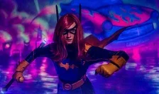 Barbara Gordon byla spatřena v Praze, podívejte se na povedený cosplay Batgirl z Gotham Knights