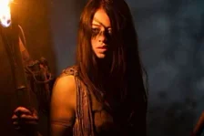 Zbraně ve filmu Predátor: Kořist byly inspirované hrou God of War