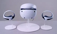 Videa s rozebráním headsetu PlayStation VR2 i gamepadů PSVR2 Sense 