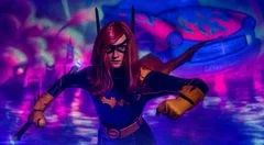 Barbara Gordon byla spatřena v Praze, podívejte se na povedený cosplay Batgirl z Gotham Knights