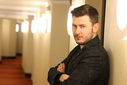 Ruské úřady pátrají po spisovateli Dmitriji Gluchovském, hrozí mu 15 let vězení