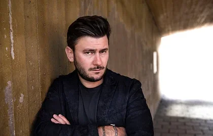 Autor knižné série Metro Dmitrij Gluchovskij byl ruským soudem odsouzen na 8 let vězení za šíření lží o ruské armádě