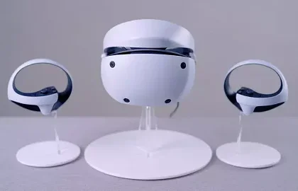 Videa s rozebráním headsetu PlayStation VR2 i gamepadů PSVR2 Sense 