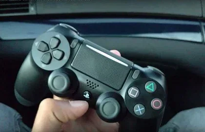 Bude Slim verze konzole PlayStation 4 obsahovat i nový DualShock 4 s Light Barem?