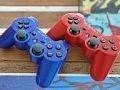 Modrý a červený Dualshock 3