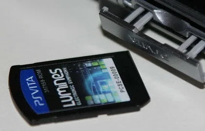 Sony ukončí do března příštího roku výrobu karet s hrami pro PS Vita