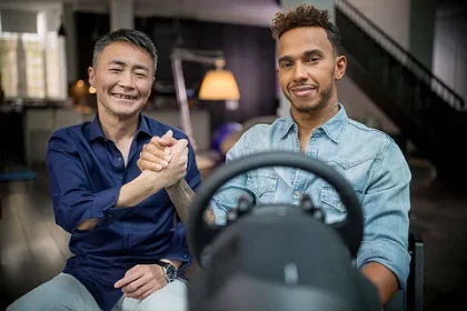 Nový trailer na Gran Turismo Sports o historii značky, Lewis Hamilton bude vaším učitelem ve hře