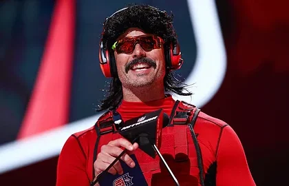 Populární streamer Dr Disrespect byl zabanován na službě Twitch za sexting s nezletilou osobou