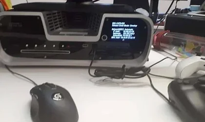 Nové fotky devkitu konzole PlayStation 5, je na nich i prototyp DualShocku 5