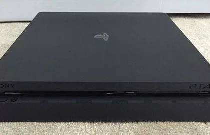 Rozbalení konzole PlayStation 4 Slim