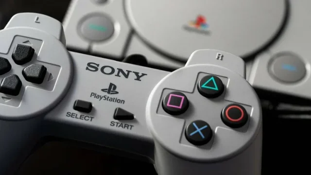 Podívejte se na video s rozbalením konzole PlayStation Classic