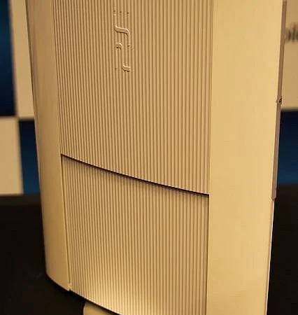 Fotky, oficiální obrázky a video nové Playstation 3 Slim