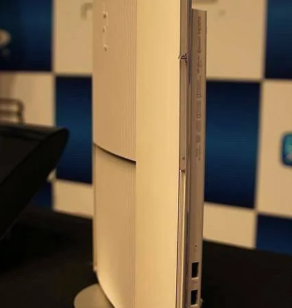 Fotky, oficiální obrázky a video nové Playstation 3 Slim