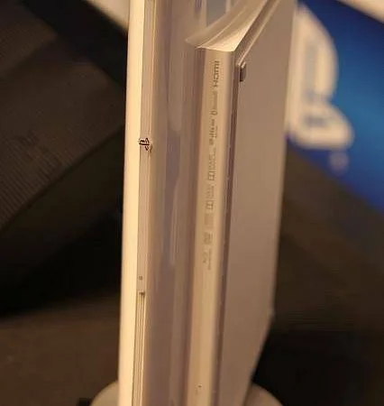 Fotky, oficiální obrázky a video nové Playstation 3 Slim