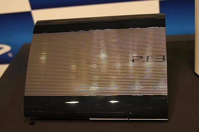 Fotky, oficiální obrázky a video nové Playstation 3 Slim