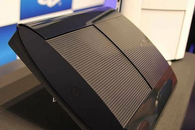 Fotky, oficiální obrázky a video nové Playstation 3 Slim