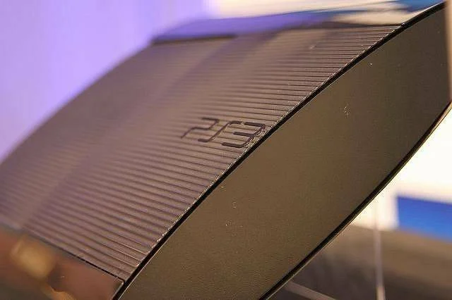 Fotky, oficiální obrázky a video nové Playstation 3 Slim