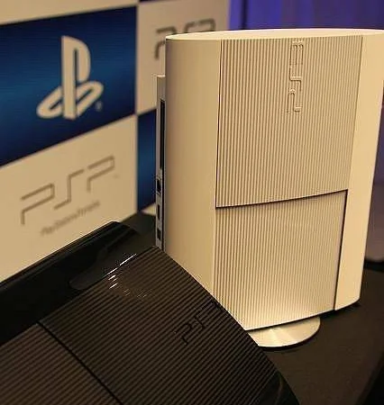 Fotky, oficiální obrázky a video nové Playstation 3 Slim
