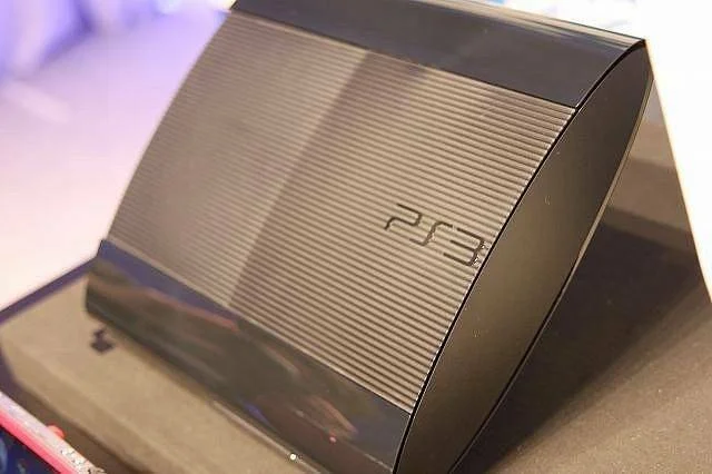 Fotky, oficiální obrázky a video nové Playstation 3 Slim