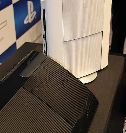 Fotky, oficiální obrázky a video nové Playstation 3 Slim