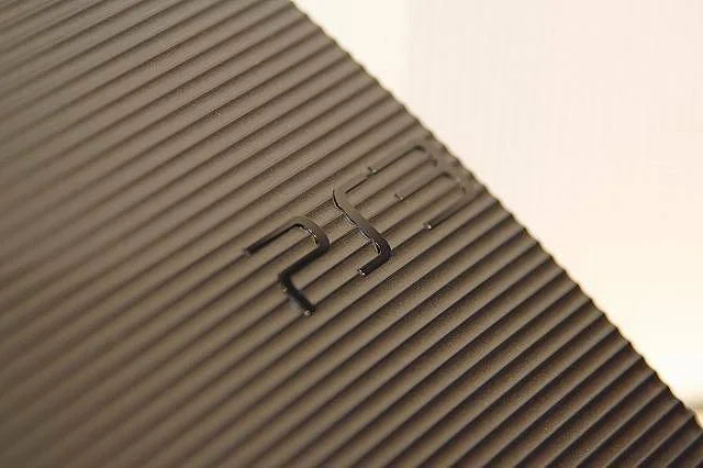 Fotky, oficiální obrázky a video nové Playstation 3 Slim